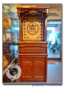 Read more about the article 【高質感喜財佛櫥】二尺九適合生意店家小空間使用~搭配招財進寶綢布佛聯