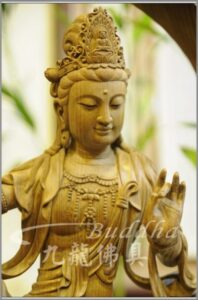 Read more about the article 【頂級黃楠木水月觀音】二尺二高水月觀音，彎柔曲線美不勝收
