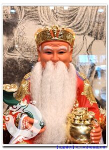 Read more about the article 【尺三植鬚活眼土地公】笑咪咪尺三土地公，著新款鮮紅色壽袍喜氣福相